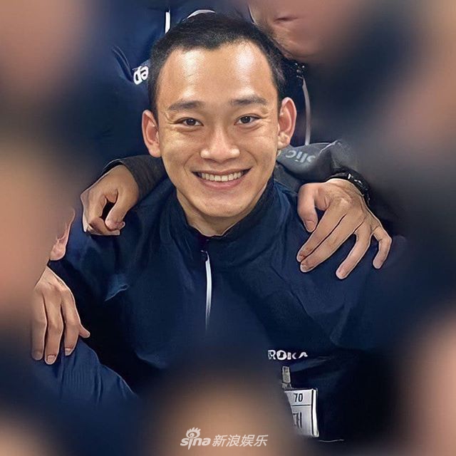 組圖：EXO成員CHEN軍中照公開 剃平頭與戰友相處融洽