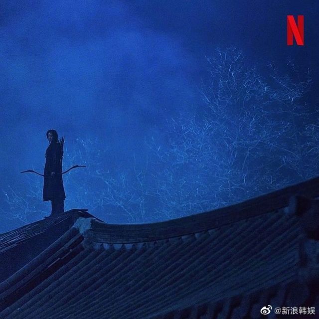 组图：全智贤《王国》剧照公开 持箭站屋顶气场强