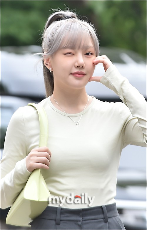 組圖：前Girlfriend鄭藝琳上班路 染奶奶灰髮色亮相