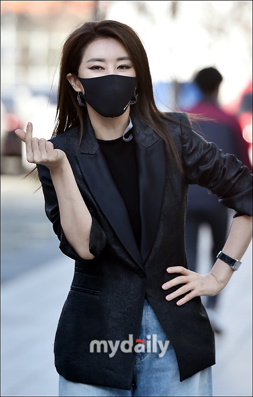 韩国女歌手金完宣出演《两点出逃》节目