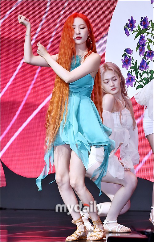 組圖：宣美髮布新專輯熱舞秀美腿 橘發藍裙神似小美人魚