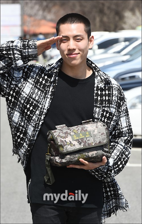 组图:韩男团infinite张东雨入伍 队友李成钟相送