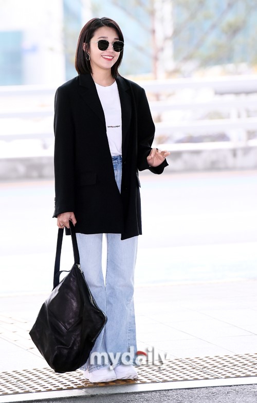 组图:apink郑恩地机场启程飞往美国 t恤牛仔裤造型简约_高清图集_新浪