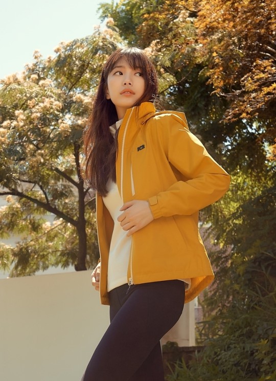 組圖：秀智拍冬季宣傳寫真 披羽絨服氣質軟萌可愛