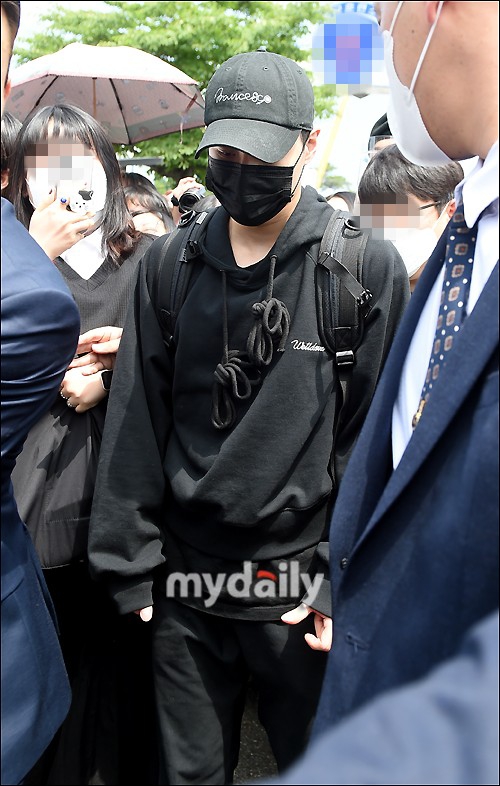 組圖：SHINee李泰民入伍現場照公開 剃短髮戴帽子遮蓋