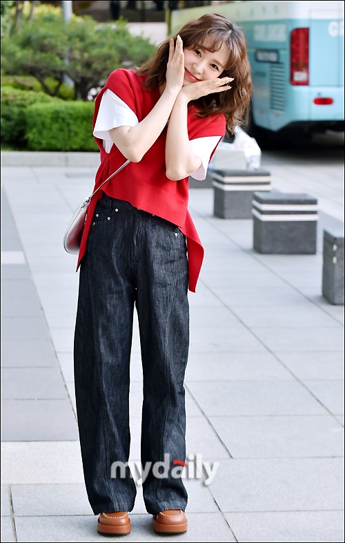 組圖：Red velvet成員Wendy上班路 紅衣捲髮可愛養眼