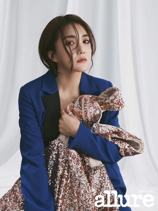 新浪娱乐讯 韩国女歌手bada近日为某时装杂志最新一期拍摄一组照片