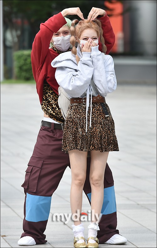 組圖：泫雅與男友公開亮相花式比心 對鏡頭攬腰抱抱