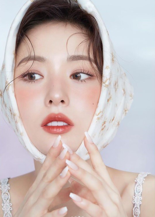 組圖：韓女星申世京晒寫真 蜜桃妝容粉嫩惹人愛