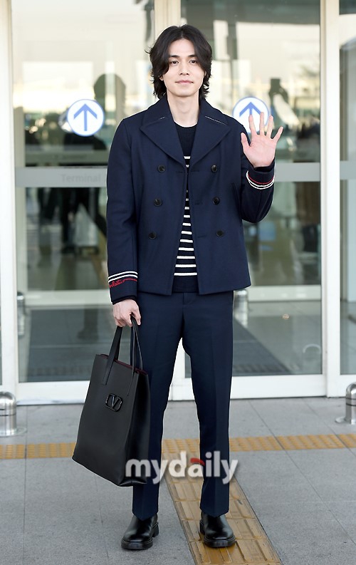 组图:李栋旭现身机场飞往北京 长卷发帅气文艺范儿