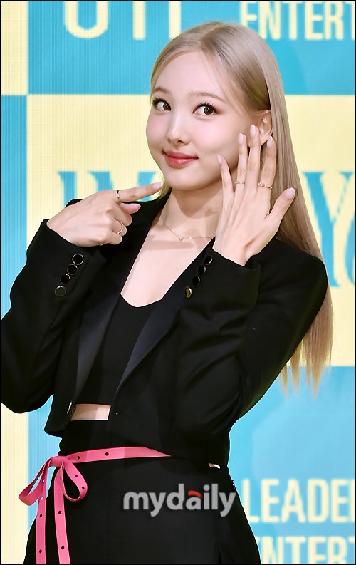 組圖：TWICE林娜璉正式個人出道 黑衣金髮笑容超甜
