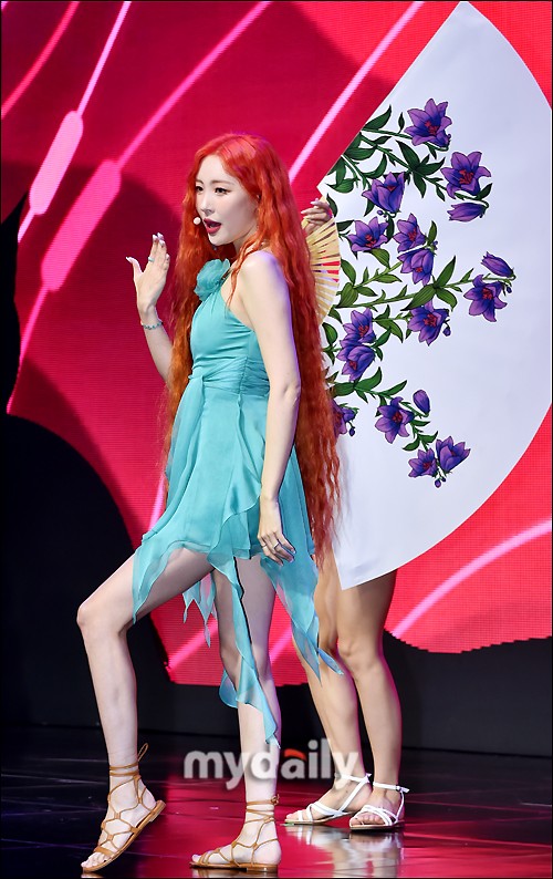 組圖：宣美髮布新專輯熱舞秀美腿 橘發藍裙神似小美人魚