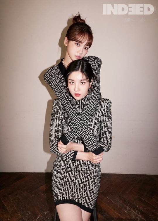 组图：IZONE权恩妃金采源合体拍写真 姐妹穿同款连衣裙