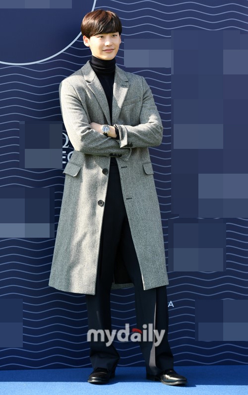 组图李钟硕披大衣亮相活动身材修长笑容暖