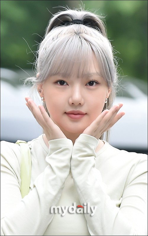 組圖：前Girlfriend鄭藝琳上班路 染奶奶灰髮色亮相