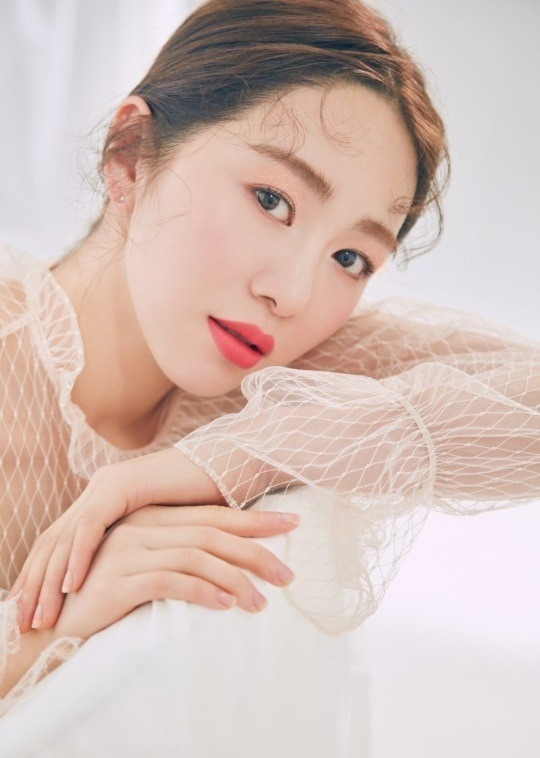 新浪娱乐讯 韩国女团aoa成员权珉阿近日为代言美妆品牌拍摄一组最新