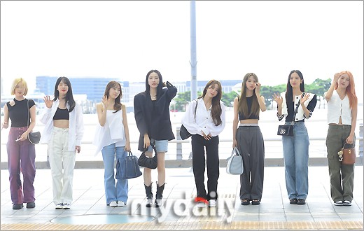 组图：宇宙少女飞往美国参加KCON 八成员机场造型清新可人