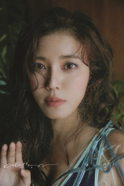 新浪娱乐讯 韩国女艺人郑诗雅近日为某女性杂志最新一期拍摄了一组