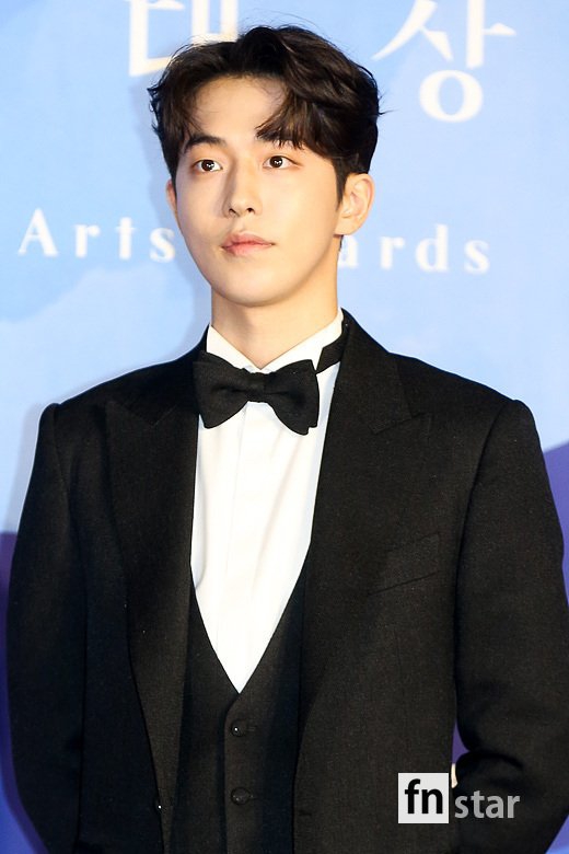 组图:南柱赫亮相百想红毯 穿西装身材比例修长