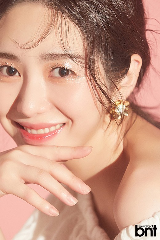 組圖：AOA前成員權珉娥拍時尚寫真 隱藏手腕內側割腕痕跡