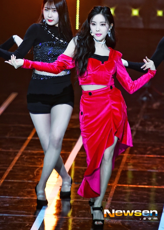 组图:t-ara朴孝敏红裙造型惹火 登台唱跳性感表演