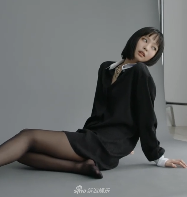 组图：JENNIE短发造型登时尚杂志 齐刘海显清纯