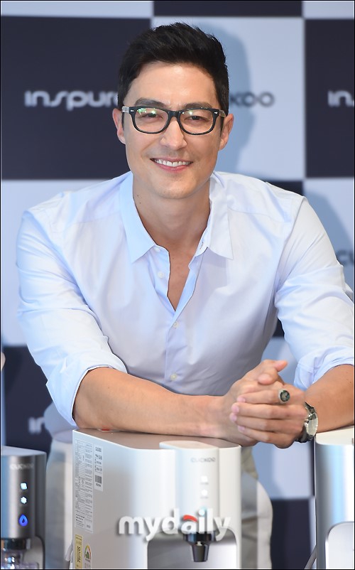 组图:韩星丹尼尔亨利出席宣传活动 穿衬衫西装裤展帅气笑容