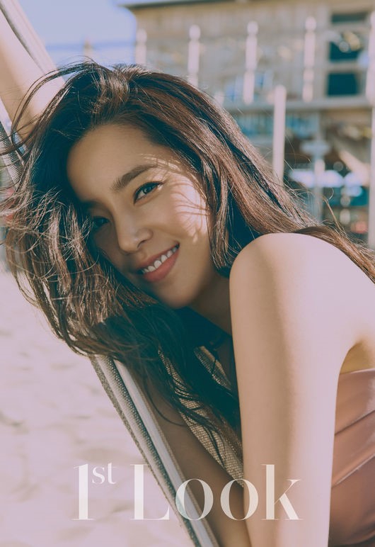 组图:辣妈韩彩雅拍泳装写真 产后一年似少女