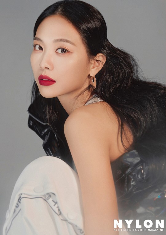 组图:原missa中国成员王霏霏拍写真 电眼迷人魅力足
