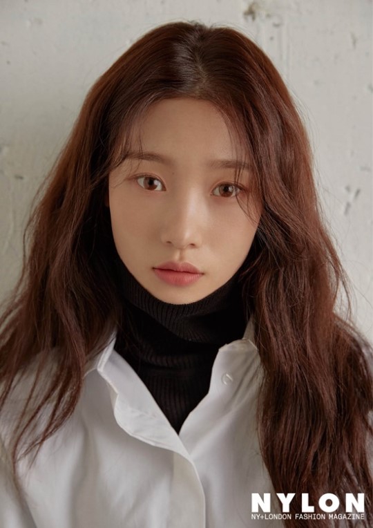 组图:韩女团dia郑采妍拍时尚写真 淡妆出镜素雅清纯