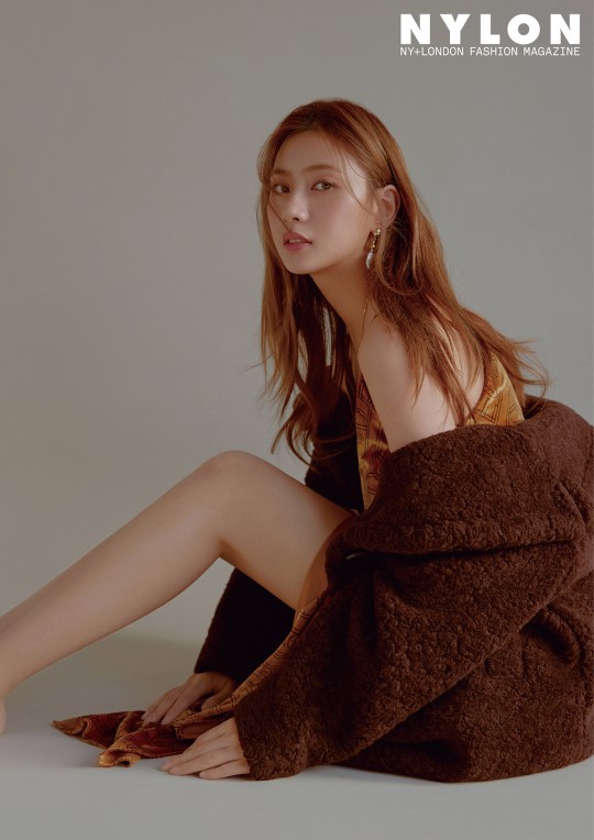 组图apink吴夏荣拍写真出道8年首次个人登杂志