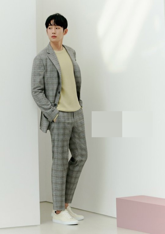 组图:丁海寅拍春季时尚写真 展休闲正装双面风格