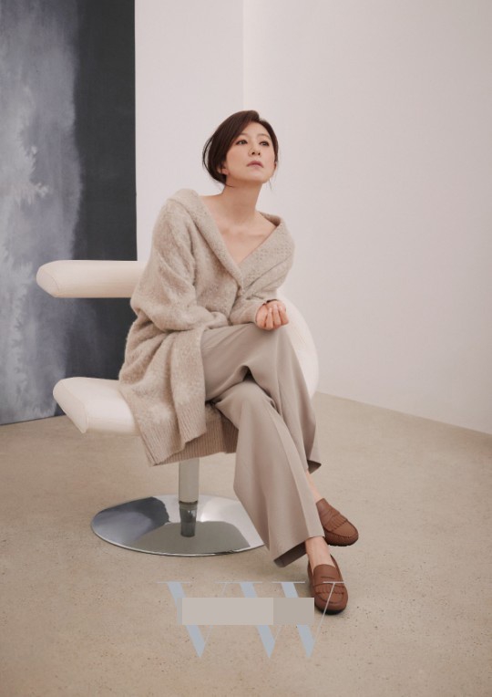組圖：《夫妻的世界》金喜愛拍寫真 53歲氣質優雅