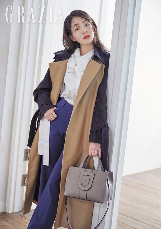 组图:《陶斯》郑仁仙拍写真 多彩搭配演绎秋季时尚