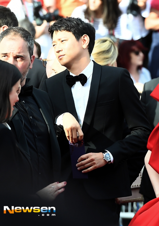 猜你喜欢 2 / 9 新浪娱乐讯 北京时间5月9日凌晨,演员姜栋元 一身西装