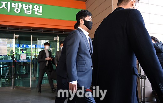 組圖：YG娛樂原代表樑鉉錫出席庭審 被判處罰款9萬元