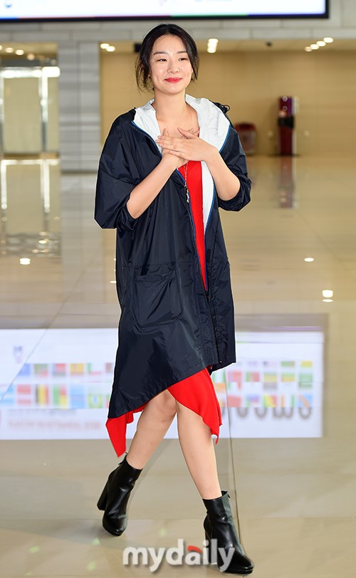组图:韩星stephanie lee现身机场 飞往济州岛红裙惹眼