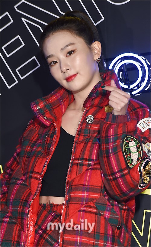 组图:redvelvet涩琪穿红衣露纤腰 隐约可见马甲线_高清图集_新浪网