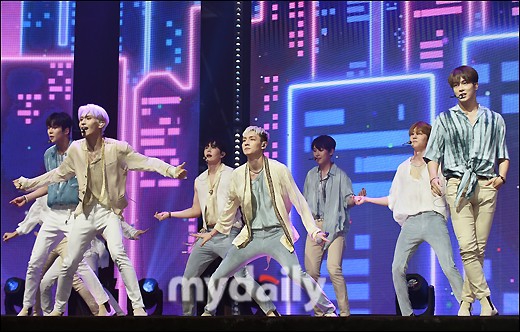 组图：韩国男团SF9释出新专辑 金路云展修长比例