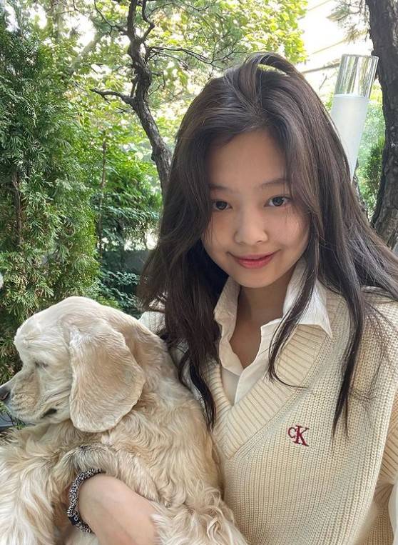 組圖：JENNIE抱狗合影穿同色毛衣 寵物犬表情呆萌可愛