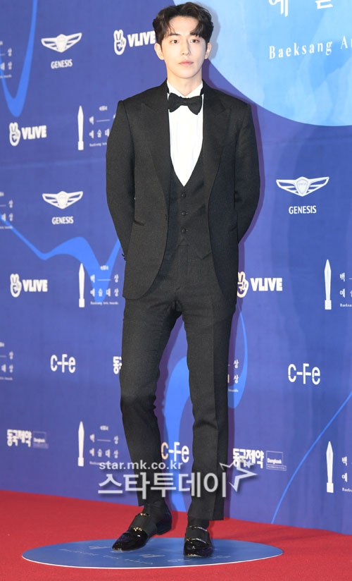 组图:南柱赫亮相百想红毯 穿西装身材比例修长