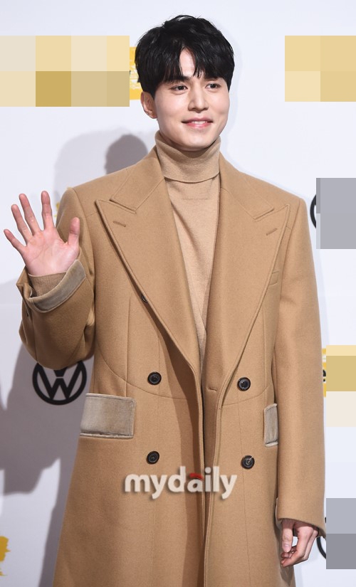 组图:李栋旭出席宣传活动 米色大衣气质温柔俊朗_高清图集_新浪网