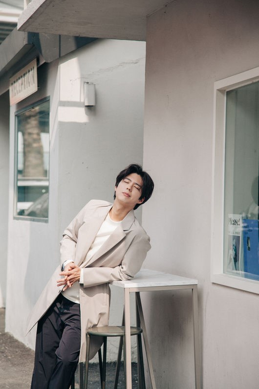 新浪娱乐讯 韩国艺人朴宝剑的一组此前未公开的代言宣传照今天首次