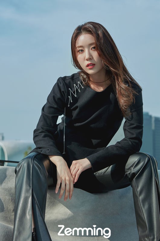 组图：韩国女团DreamNote登杂志 天台写真时尚俏丽