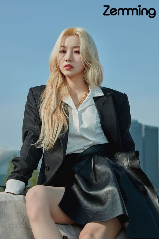 组图：韩国女团DreamNote登杂志 天台写真时尚俏丽