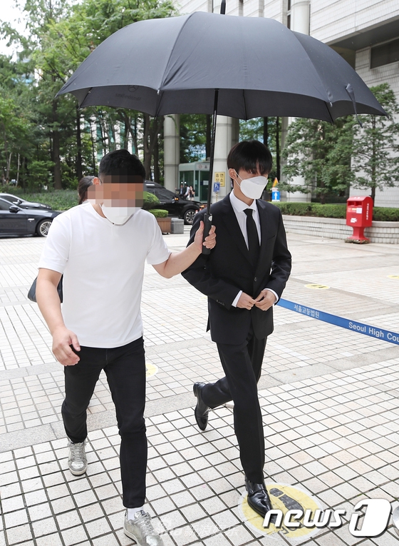 组图：金韩彬出席吸毒案庭审 穿西装亮相获专人撑伞