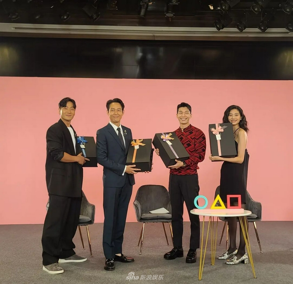 组图：《鱿鱼游戏》四主演亮相美国节目 晒合照感情亲密
