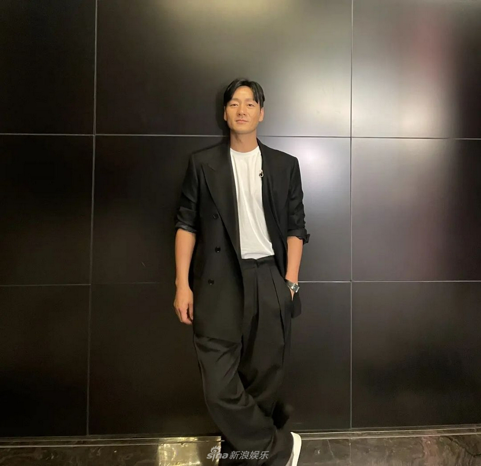 组图：《鱿鱼游戏》四主演亮相美国节目 晒合照感情亲密
