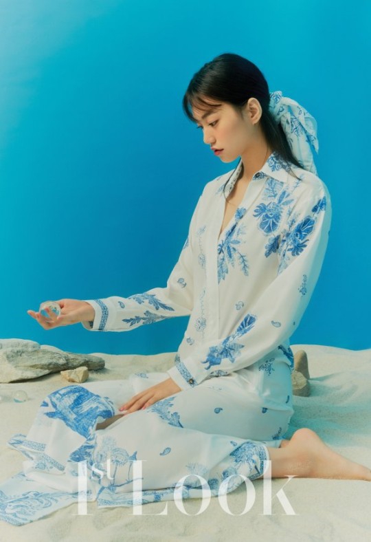 組圖：韓女團Weki Meki登雜誌 夏裝造型清爽森女風