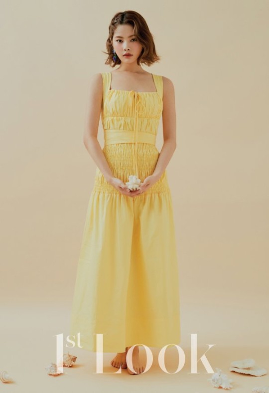 組圖：韓女團Weki Meki登雜誌 夏裝造型清爽森女風